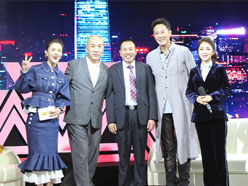 新望董事長(zhǎng)羅永輝與著名歌星劉尊老師、汪正正老師、郭津彤老師、主持人雅琪在北京電視臺(tái)錄制節(jié)目現(xiàn)場(chǎng)親切合影